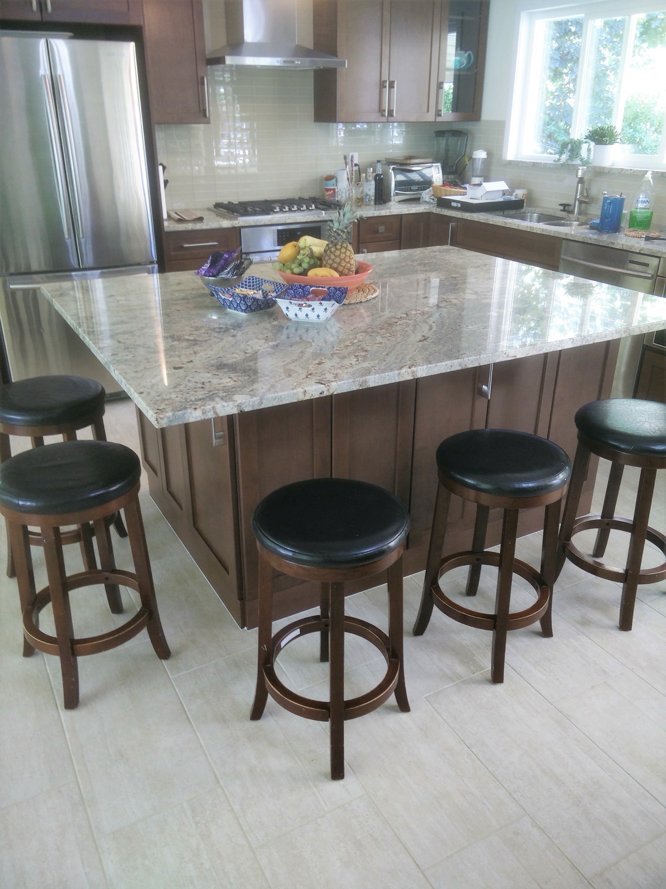Kitchen island in granite with bar stools